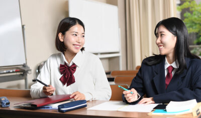 帰国子女の挑戦と克服：日本の学校における文化的衝突とその解決策（中学生版）