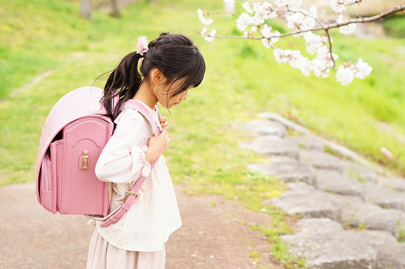 小学生の不登校の原因とは？心理的背景や家庭での対処法を解説