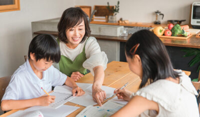 子どもに勉強を上手に教える方法！家庭での工夫とオンライン家庭教師の活用