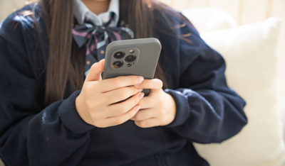 中学生がスマホばかり見て勉強しない理由とは？親子で無理なく改善するための方法を解説
