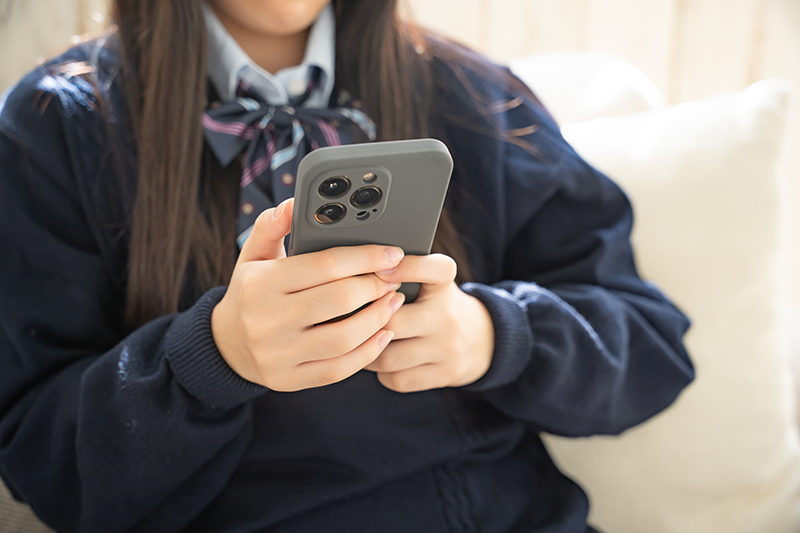なぜ中学生はスマホばかり見てしまうのか