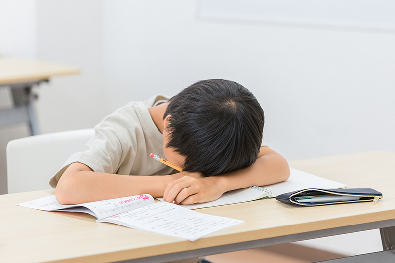 なぜ子どもは自分から机に向かわないのか？自己肯定感と学習習慣づくりのヒント