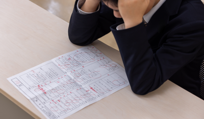 テストの点数が下がり続ける中学生へ。原因の探し方と成績を立て直すための勉強法
