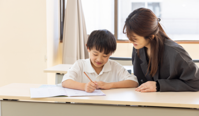 「書く」が苦手な子の宿題、家庭でどう寄り添う？ サポートの視点と声のかけ方